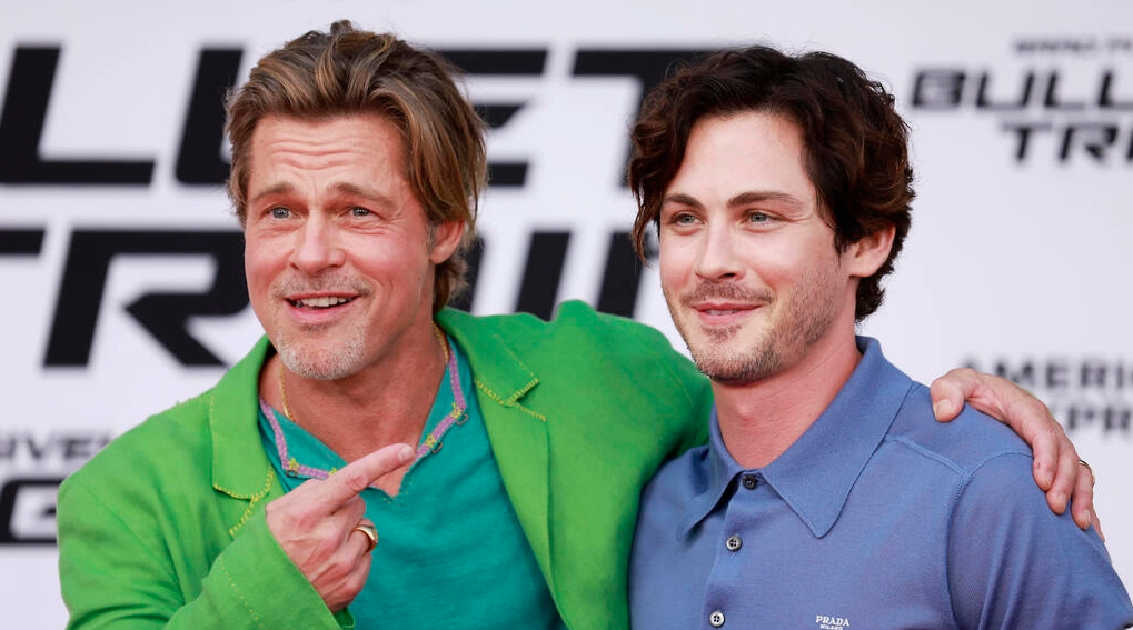 Los actores Brad Pitt (izq.) y Logan Lerman en el estreno de 'Tren bala' en Hollywood. Foto: AFP.