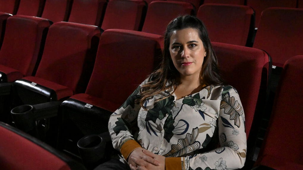 La directora del documental uruguayo 'Bosco', Alicia Cano Menoni, posa en una sala de cine en Montevideo. Foto: AFP.