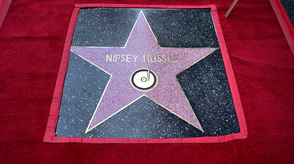 Estrella póstuma del rapero Nipsey Hussle, en el Paseo de la fama, en Hollywood. Foto: AFP.