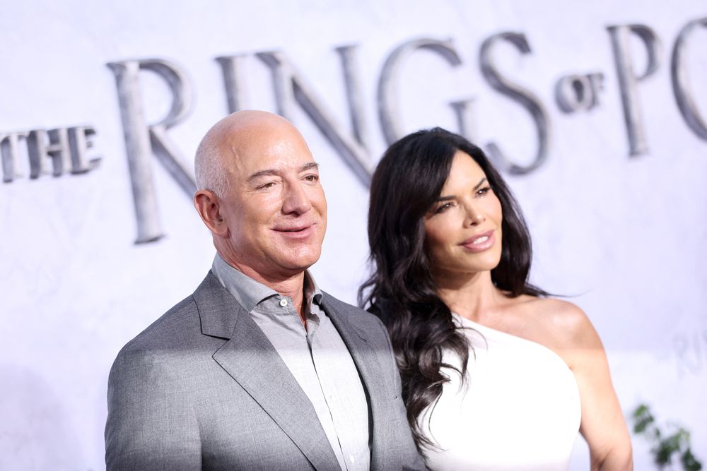 Jeff Bezos y Lauren Sánchez asisten al estreno y proyección de 'El Señor de los Anillos: Los Anillos del Poder', en Los Ángeles. Foto: AFP.