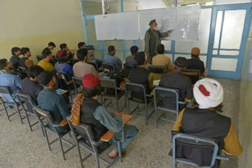 Talibanes y otros estudiantes asisten a una clase en la facultad de economía de una universidad privada. Foto: AFP.