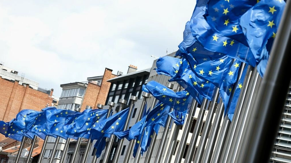 Decenas de banderas de la UE ondean frente a la sede central de la Comisión Europea en Bruselas. Foto: AFP.