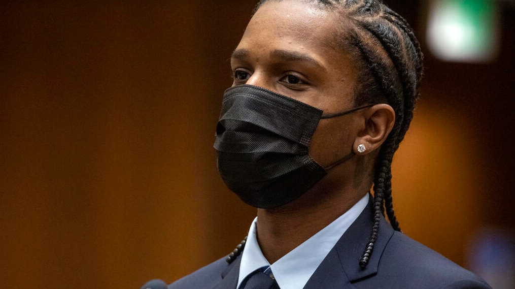 El rapero estadounidense A$AP Rocky se declaró inocente de dos cargos de agresión con arma de fuego en un enfrentamiento en noviembre pasado. Foto: AFP.