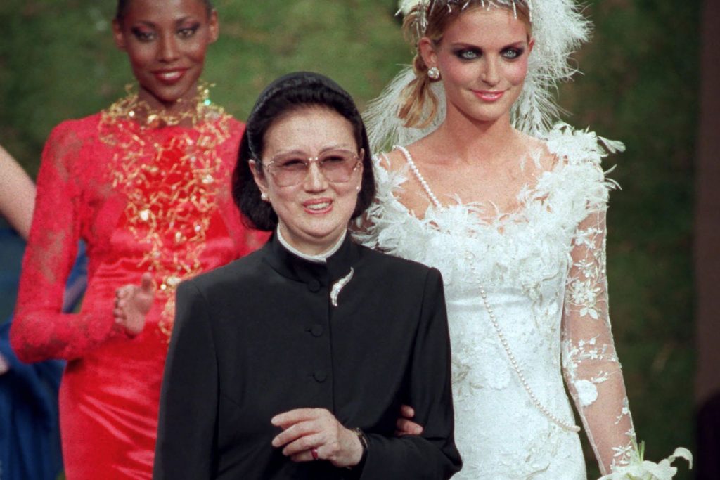 La diseñadora japonesa Hanae Mori, aplaudida tras la presentación de su colección de alta costura otoño/inverno 1997-1998 en París. Foto: AP.