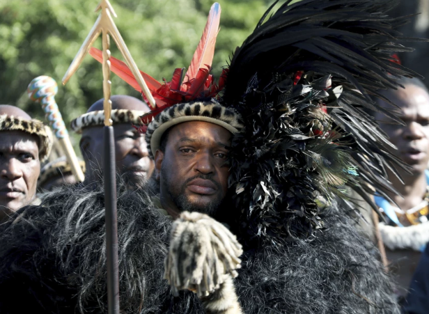 El rey de la nación zulú de Sudáfrica, Misuzulu KaZweilithini, durante su coronación en el Palacio Real en Nongoma, Sudáfrica. Foto: AP.