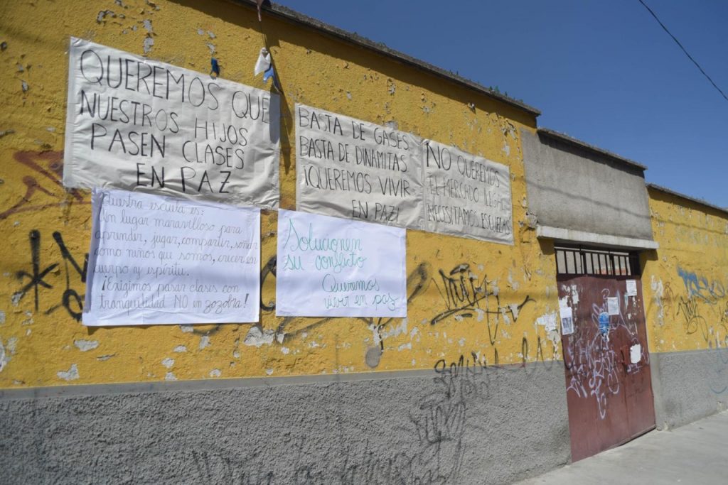 El padres de familia pegaron carteles en el frontis de una de las unidades educativas. Foto: Rodwy Cazón