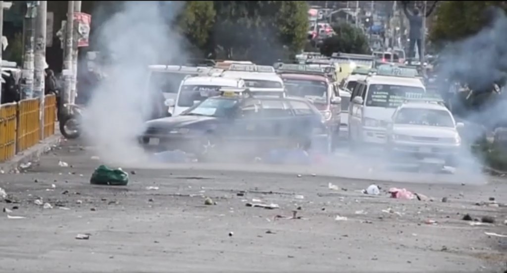 Momento en el explotó el cahorro de dinamita cerca de un taxi. Foto: Captura.
