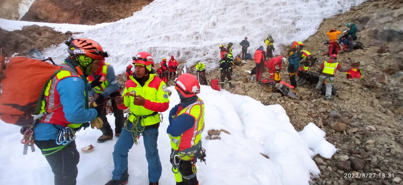Un alpinista fallecido en el Illimani, otro sobrevivió gracias a su mochila - La Razón | Noticias de Bolivia y el Mundo