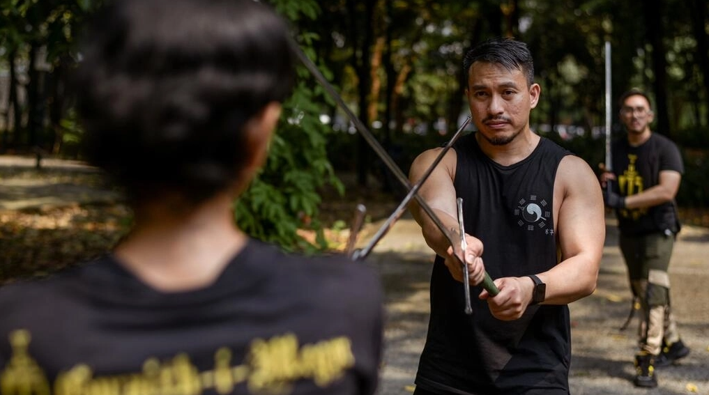 Miembros del grupo Gwaith-i-Megyr ensayan combates con espadas en un parque de Yakarta, Indonesia. Foto: AFP.
