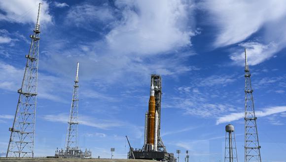 El cohete lunar no tripulado Artemis I se encuentra en la plataforma de lanzamiento del Centro Espacial Kennedy en Cabo Cañaveral, Florida, desde el 25 de agosto. Foto: AFP.
