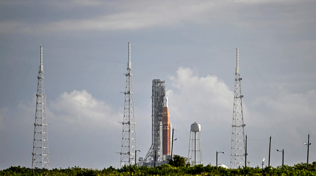 El cohete lunar no tripulado Artemis 1 se encuentra en la plataforma de lanzamiento del Centro Espacial Kennedy en Cabo Cañaveral, Florida. Foto: AFP.