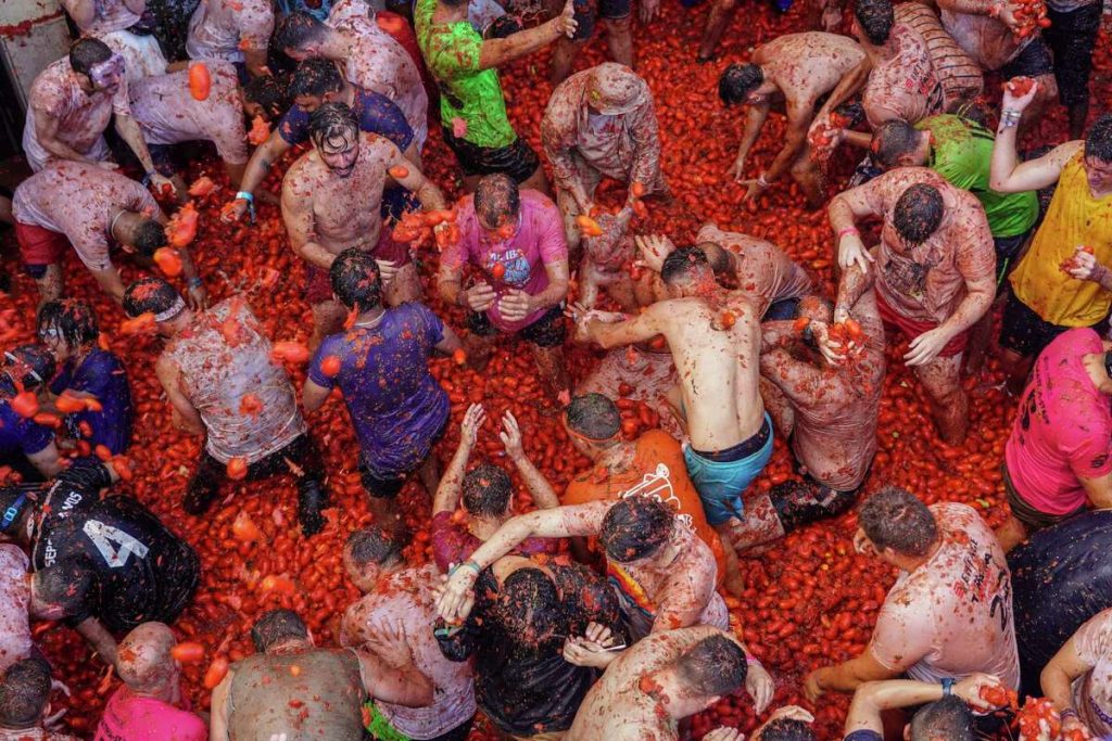 Vuelve la Batalla de 'la Tomatina' española tras el cese de la pandemia. Foto: AFP.