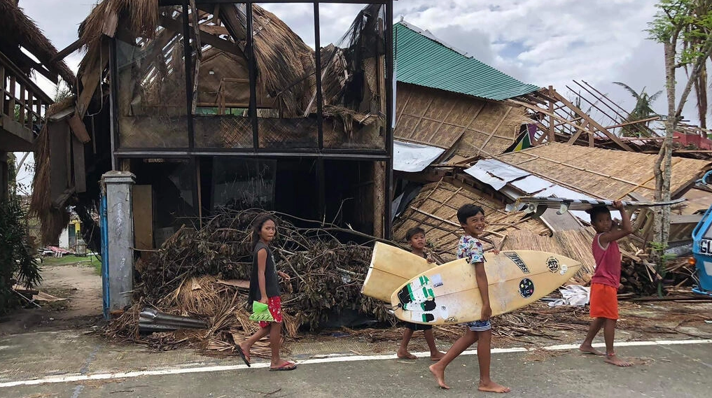 Restos de una casa en la ciudad de General Luna, isla de Siargao, en Filipinas, en diciembre de 2021 luego del tifón Rai. Foto: AFP.