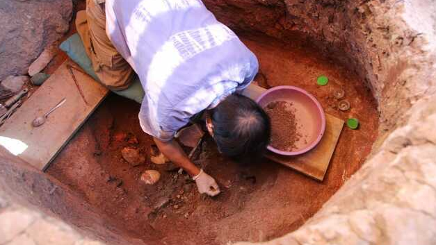 Un arqueólogo revisa el área. Foto: AFP.