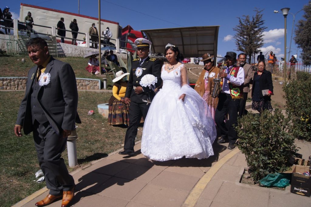 Mes del amor: Hasta 80 parejas de recién casados pasean en un día por el  puente Bolivia - La Razón