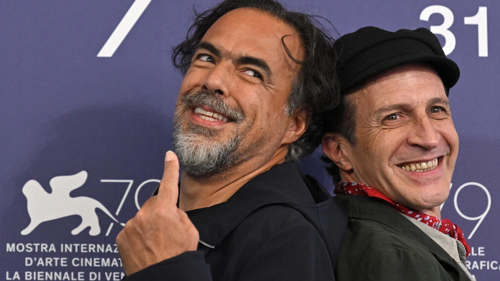 El cineasta mexicano Alejandro González Iñárritu (izq) y el protagonista de su filme "Bardo, falsa crónica de unas cuantas verdades", el mexicano-español Daniel Giménez Cacho. Foto: AFP.