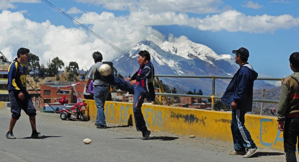 Personas practican deportes en una zona ladera de la ciudad de La Paz. Archivo La Razón