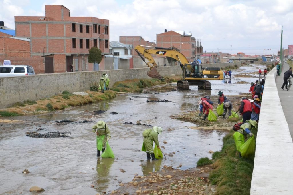 Alteños limpian los ríos de la ciudad. Foto: Isabel Moreno