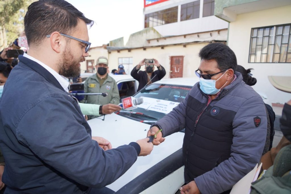 El ministro de Gobierno, Eduardo Del Castillo, entrega las llaves de un vehículo. Foto: Policía Boliviana