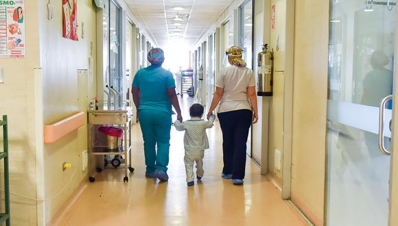 Un niño con cáncer es paseado por el personal médico. Foto: El Comercio