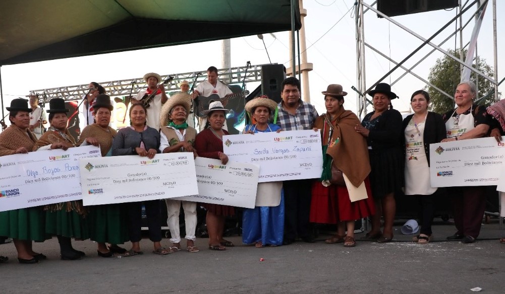 Los ganadores reciben los cheques simbólicos de parte de la Ministra de Culturas Sabina Orellana. Foto: Ministerio de Culturas.