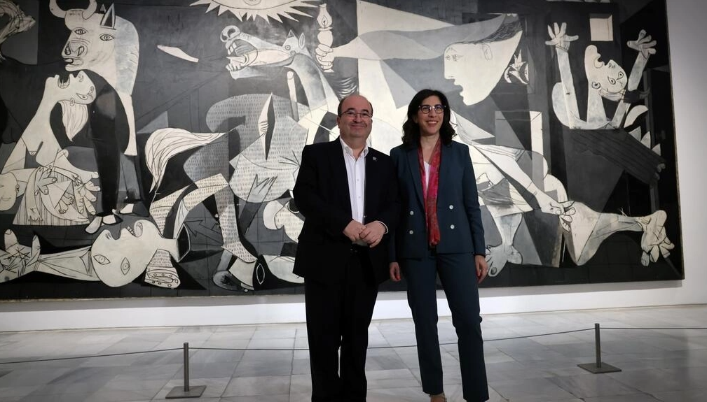 Los ministros de Cultura de España, Miquel Iceta, y Francia, Rima Abdul Malak, posan delante del cuadro de Pablo Picasso 'Guernica' en el museo Reina Sofía de Madrid. Foto: AFP.