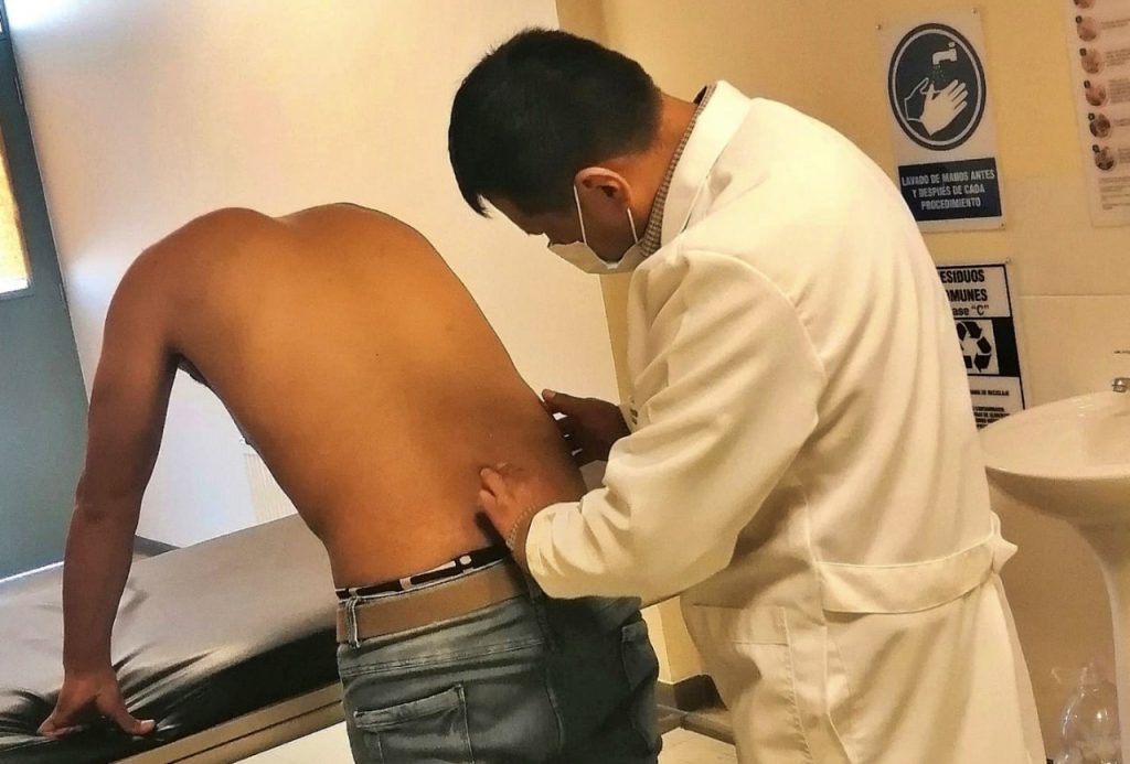 Médico atiende a un paciente. Foto: Hospital del Norte