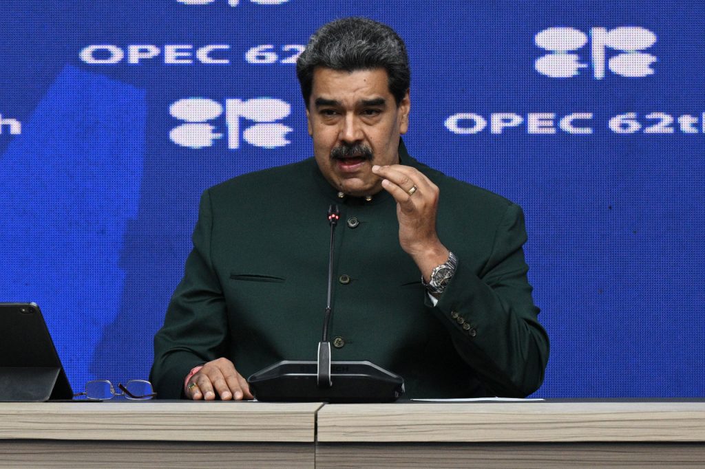 Maduro insiste en levantamiento de sanciones para celebrar las elecciones.