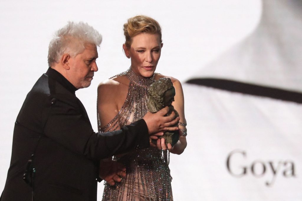 Cate Blanchett recibe el pasado mes de febrero el primer Goya Internacional de manos de Pedro Almodóvar. Foto: AFP.