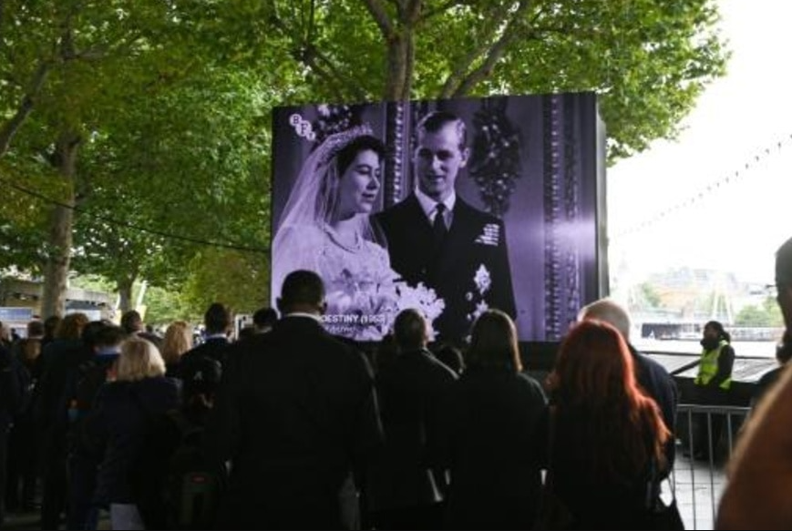 Una pantalla muestra imágenes de la reina Isabel II el 15 de septiembre de 2022 en Londres. Foto: AFP.
