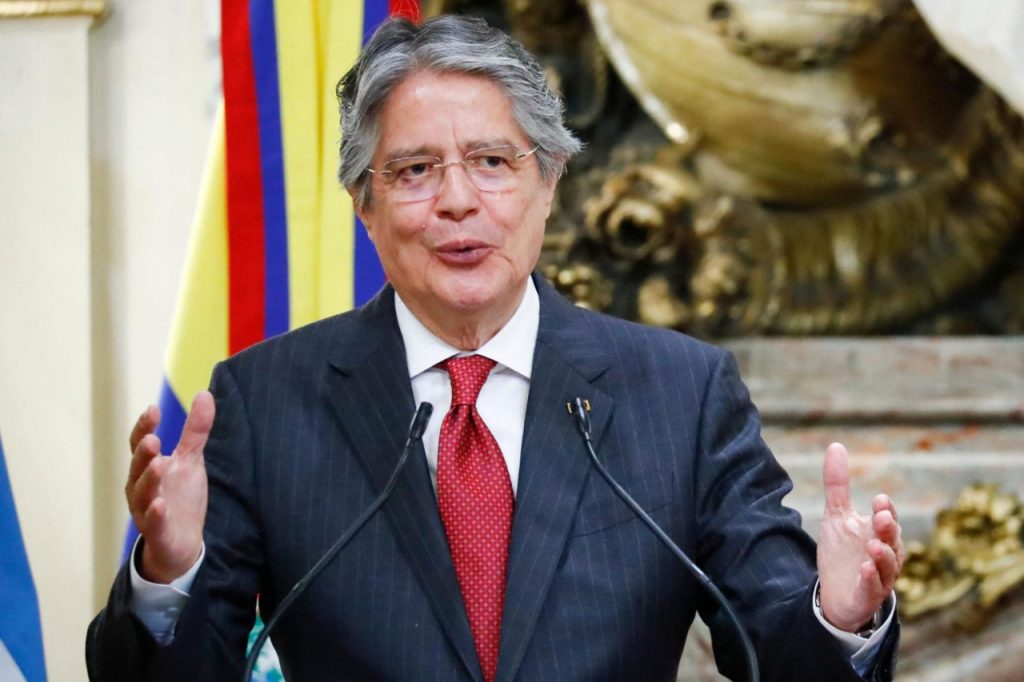 El presidente de Ecuador firma la creación del Ministerio de la Mujer.