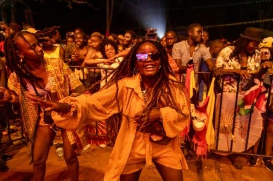 Jóvenes bailan en el festival Nyege Nyege en las cataratas Itanda en Uganda, el 16 de septiembre de 2022. Foto: AFP.