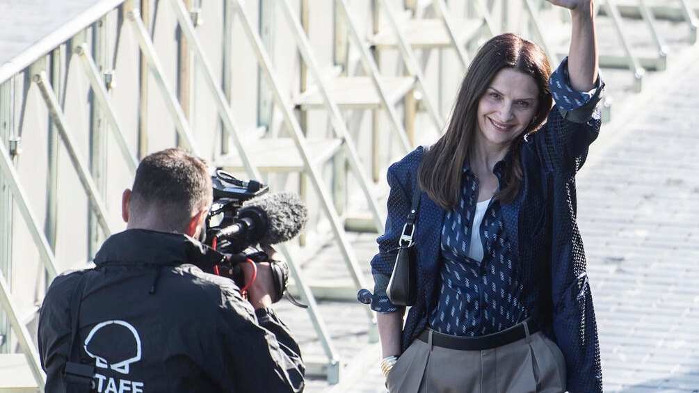 La actriz francesa Juliette Binoche saluda al llegar a la presentación de la película 'Le lyceen' en el Festival de Cine de San Sebastián, el 19 de septiembre de 2022 en la ciudad vasca. Foto: AFP.