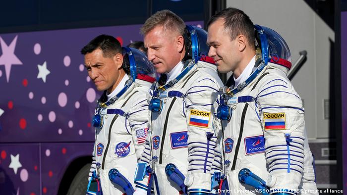 El estadounidense Frank Rubio, de la NASA, y los rusos Serguéi Prokópiev y Dmitri Petelin, de la agencia espacial rusa Roscosmos. Foto: AFP.