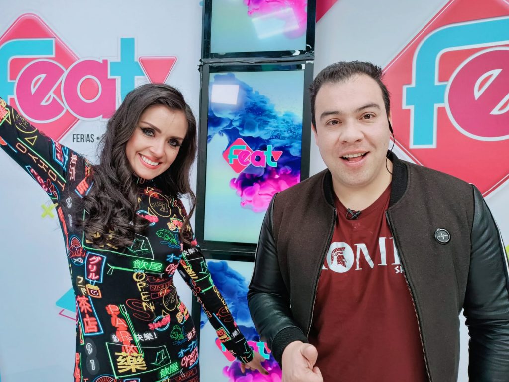 Los conductores de Feat TV: Paola Sánchez y Miguel Ángel Paredes. Foto: Feat TV.
