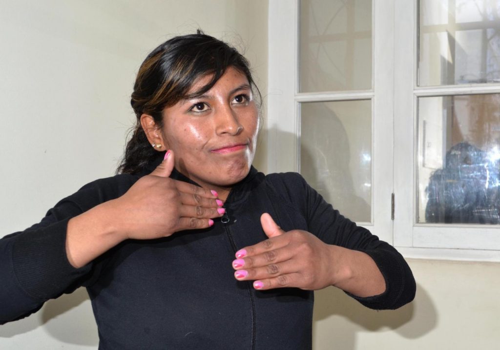 Una mujer se expresa con lenguaje de señas. Foto: Archivo LR
