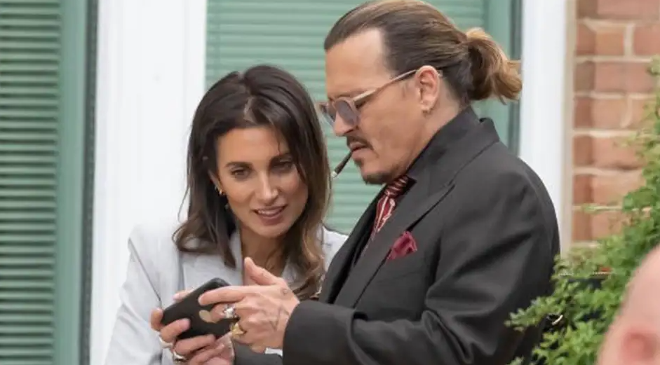 Johnny Depp dialoga con Joelle Rich, su actual pareja. Foto: Redes Sociales.