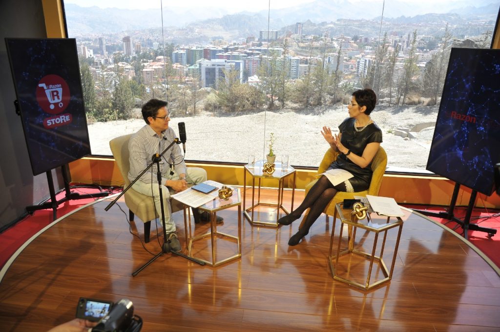José Luis Duarte explica a Claudia Benavente, la puesta en escena de 'Carmina Burana'. Foto: Oswaldo Aguirre.