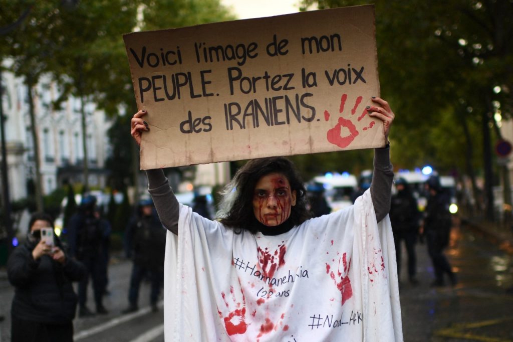 Una mujer protesta en contra la violencia hacia las mujeres. Foto: AFP