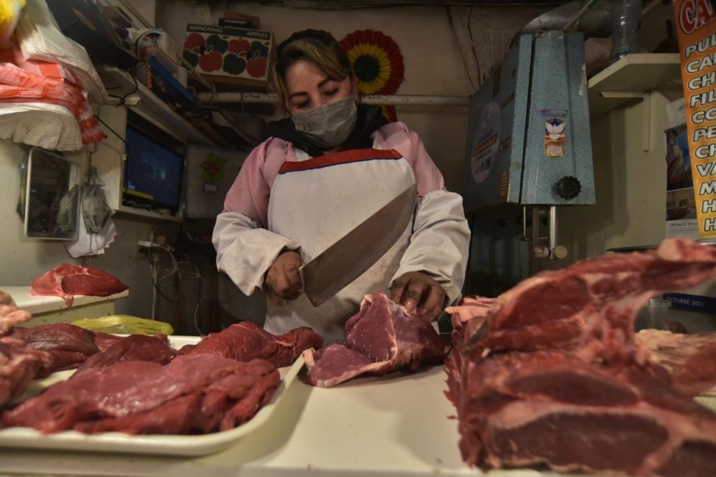 Una carnicera vende carne de res al consumidor final. Foto: Archivo LR