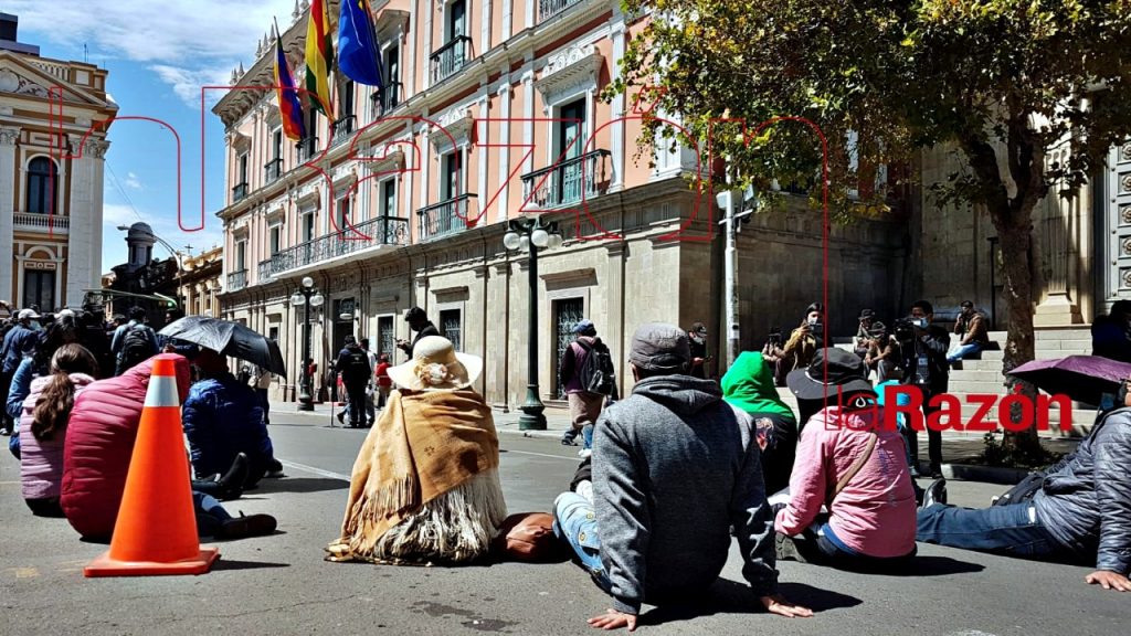 Personas con cáncer instalan alfombra humana como protesta. Foto: Pedro Luna