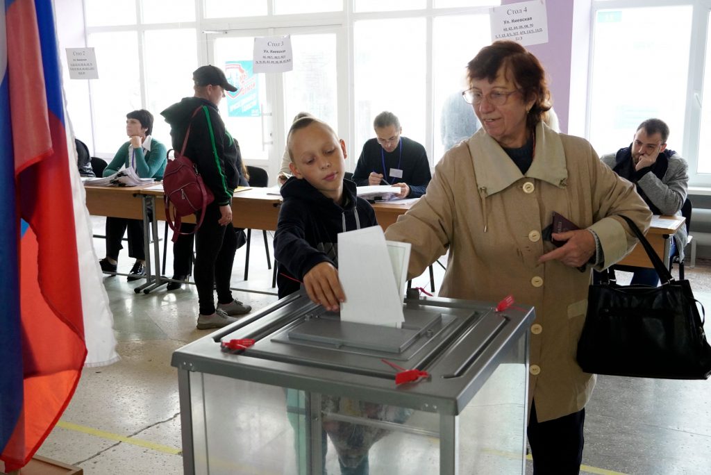 El "sí" lidera resultados de referendos de anexión de regiones ucranianas