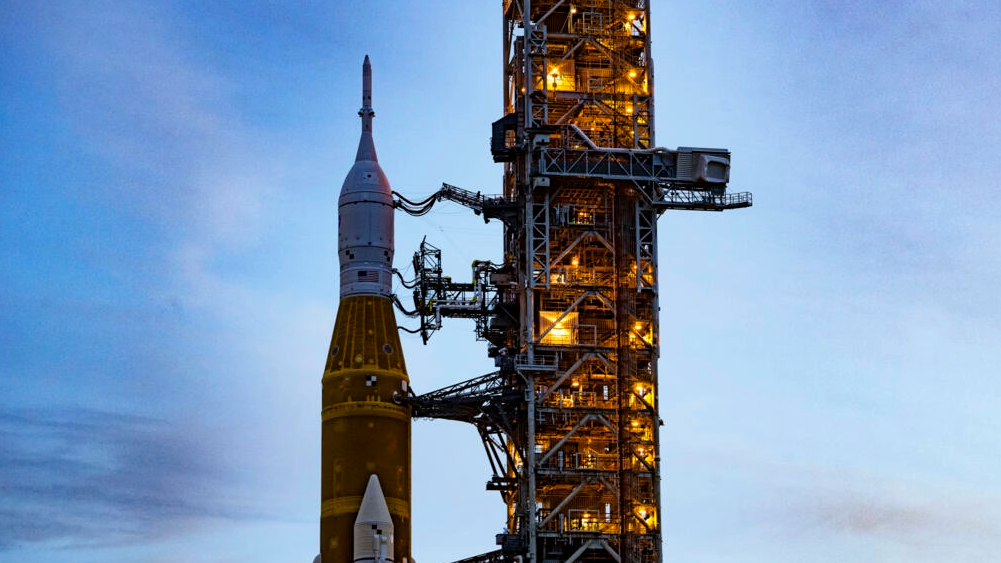 El cohete SLS de la NASA es transportado de regreso a su hangar en el Centro Espacial Kennedy, Florida, el 27 de septiembre de 2022. Foto: AFP.