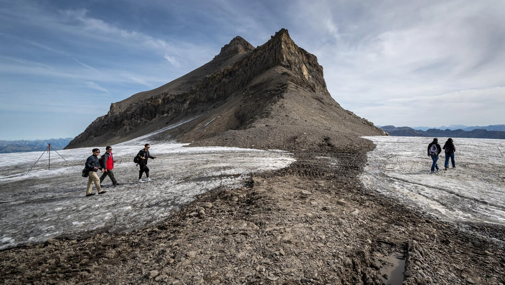 Turistas caminan por el paso Tsanfleuron, en Suiza, uno de los glaciares libre del hielo que lo ha cubierto por al menos 2.000 años. Foto: AFP.