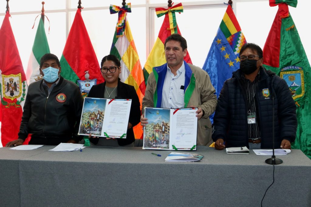 La alcaldesa de El Alto, Eva Copa, y autoridades luego de la firma del convenio multipropósito. Foto: GAMEA