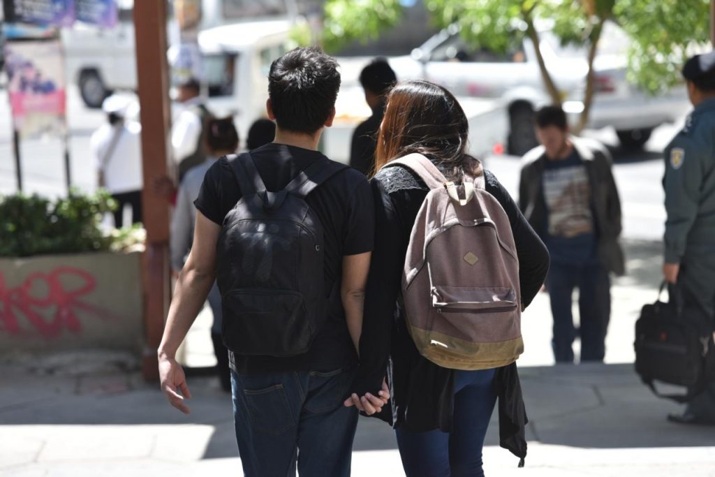 Una pareja de jóvenes caminan juntos por la calle. Foto: Archivo LR