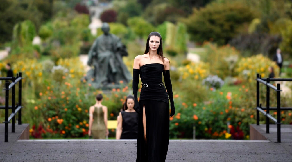 La modelo italiana Vittoria Ceretti desfila para Givenchy durante la Semana de la Moda de París, el 2 de octubre de 2022. Foto: AFP.