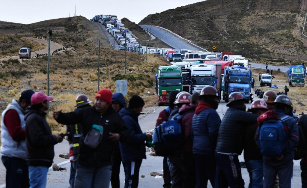 Mineros bloquean la doble vía La Paz-Oruro. Foto: APG