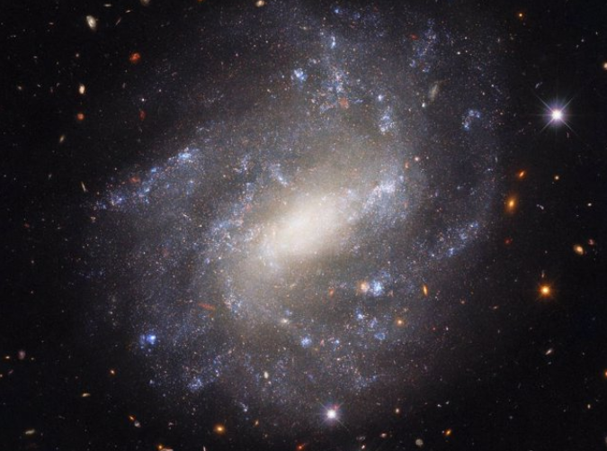 Toma de Hubble, de la galaxia UGC 9391. Foto: NASA.