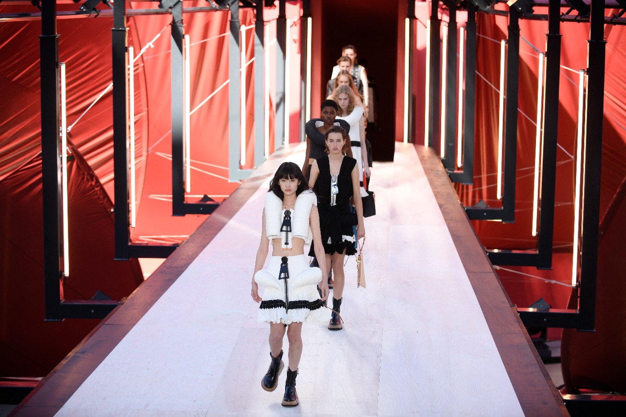 Enormes cremalleras y bolsos desmesurados en el desfile Louis Vuitton